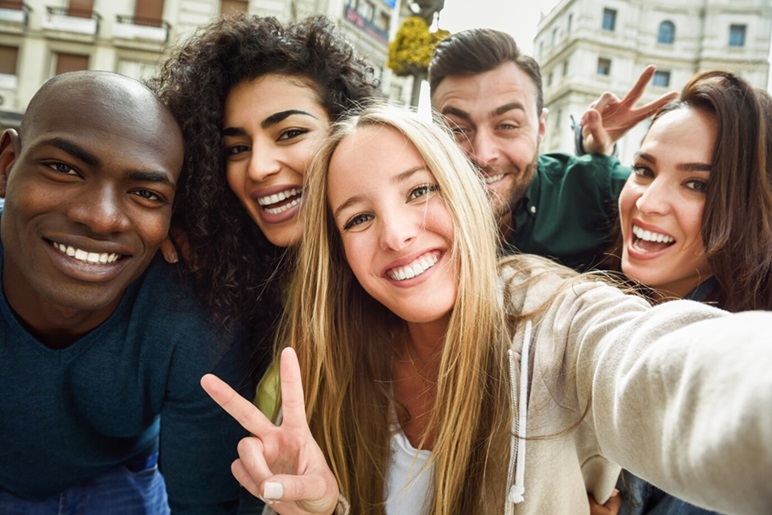 Personnes heureuses après une médiation