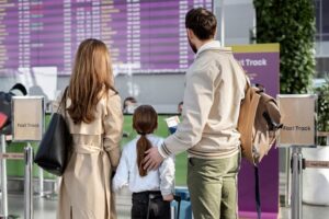 Famille à l'aéroport pour départ expatriation